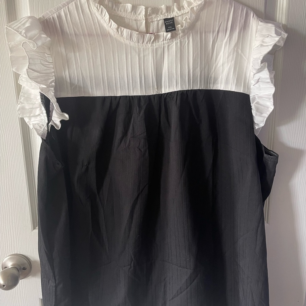 White and Black Pleated Sleeveless Blouse with Bib Collar